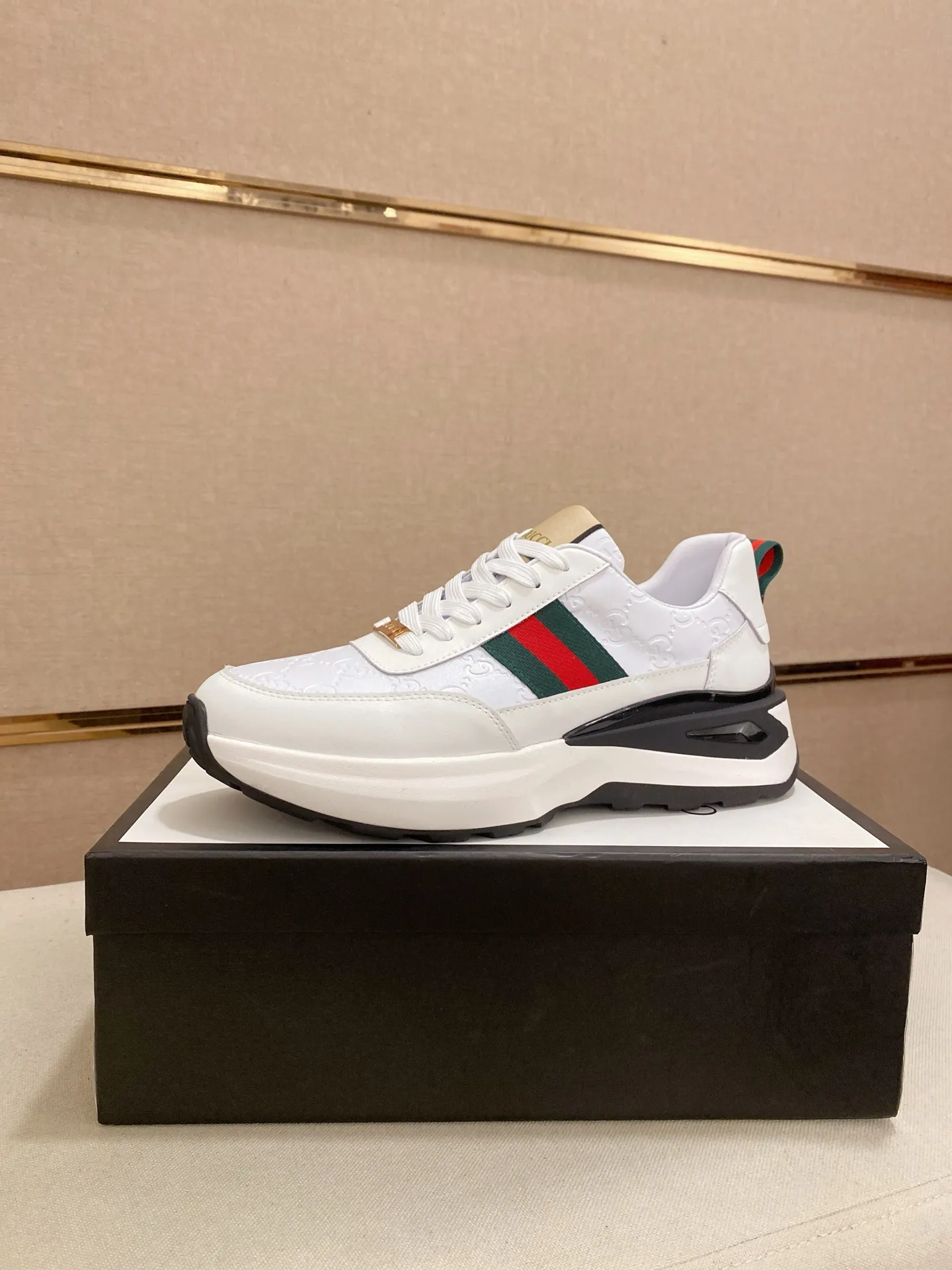 Men's shoes 💰 462💰The new GUCCI (Gucci) counters are launched simultaneously. The new men's shoes, 😘fabrics are selected from imported cowhide, and the lining is sheepskin lining. 👍🏿 High-end ☄️ air-cushion molded anti-slip rubber outsole, exquisite lines, simple and elegant, comfortable and high-end for leisure travel. Code number: 38 to 44 (45 can be customized and cannot be returned or exchanged)